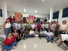 En un encuentro con más de 50 mujeres mayores en Roldanillo, floreció una "Tertulia" llena de emoción