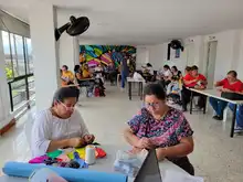 En Buga, la Casa de Mujeres Empoderadas enseña a 34 mujeres a hacer bolsos para fortalecer su autonomía económica 