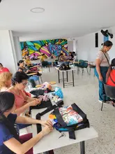 En la Casa de Mujeres Empoderadas de Buga, más de 30 mujeres aprenden a crear bolsos, ganando confianza y habilidades que fortalecen su empoderamiento económico