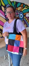 En la Casa de Mujeres Empoderadas de Buga, más de 30 mujeres aprenden a crear bolsos, ganando confianza y habilidades que fortalecen su empoderamiento económico