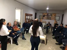 En la segunda sesión del Círculo de Hombres con los bomberos de Guacarí, se discutió cómo ellos pueden cambiar los imaginarios sobre masculinidades en la comunidad.