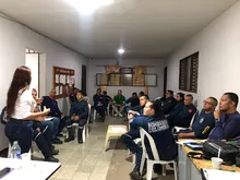 En la segunda sesión del Círculo de Hombres con los bomberos de Guacarí, se discutió cómo ellos pueden cambiar los imaginarios sobre masculinidades en la comunidad.