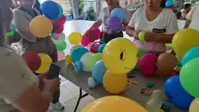 En Buga, 30 mujeres del barrio Aures se entrenan en decoración con globos, potenciando sus habilidades y autonomía económica 1