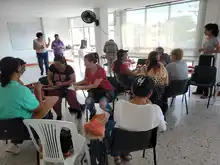 23 mujeres de Buga participan en un taller para crear cofres de amor y amistad, reutilizando envases de plástico