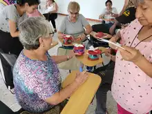 23 mujeres de Buga participan en un taller para crear cofres de amor y amistad, reutilizando envases de plástico