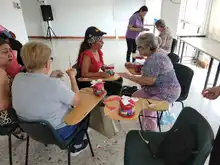 23 mujeres de Buga participan en un taller para crear cofres de amor y amistad, reutilizando envases de plástico