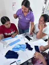 En San Pedro, 45 mujeres participaron en un taller de moños coquette, organizado por la Casa de Mujeres Empoderadas y la Alcaldía, para fortalecer su salud mental