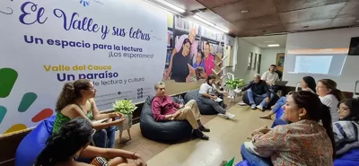 Funcionarios de la Gobernación del Valle disfrutaron del club de lectura “El Valle y sus Letras”