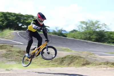 La adrenalina del BMX se vive en la pista ‘Rafael Restrepo’ de Cartago