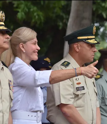 Gobernadora invitó a trabajar unidos para recuperar la seguridad, durante el desfile militar del 20 de julio