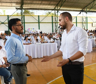 Un licenciado en historia y otro que se alista para graduarse en deportes, logros de Los Más Porras que celebra Bugalagrande