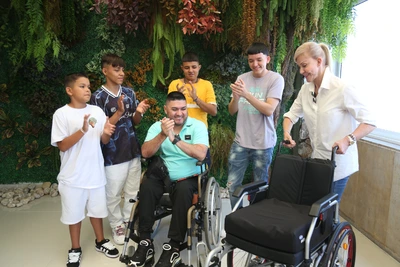 En su nueva silla de ruedas, Billy y sus Chiling Maniáticos le siguen cantando a la vida