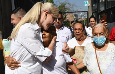 Gobernadora visitó el Centro Vida que atiende a los adultos mayores en la comuna 7 de Cali