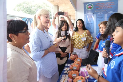 Gobernadora del Valle experimenta el modelo de educación Steam con estudiantes del Ateneo en Pradera