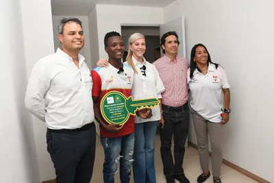 Yilmar González ya tiene las llaves de su apartamento gracias a la gobernación y la constructora Bolívar.