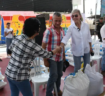 Agricultores de Ansermanuevo, El Águila y Cartago recibieron insumos para fortalecer su producción