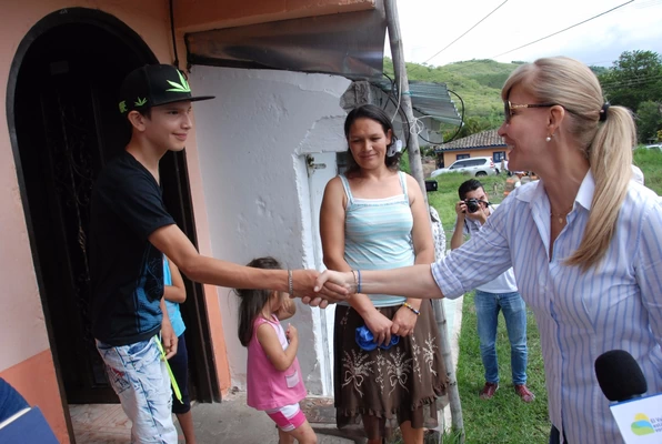 Hasta la vereda Cajamarca, de Roldanillo, llegó la  Gobernadora en busca de niños para ser matriculados