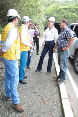 Gobernadora inspeccionó desarrollo  de obras en la vía Tuluá- Riofrio-Trujillo