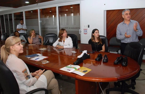 La Gobernación del Valle, a través de  donación, calzará a 10.000 estudiantes