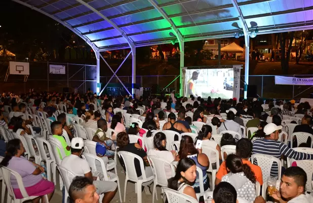 Más de mil personas asistieron a la primera función de “Valle al Cine” en el barrio Terrón Colorado, de Cali