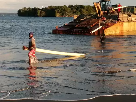 Por el Pacífico navegan los materiales para  hacer realidad la vía entre Ladrilleros y La Barra