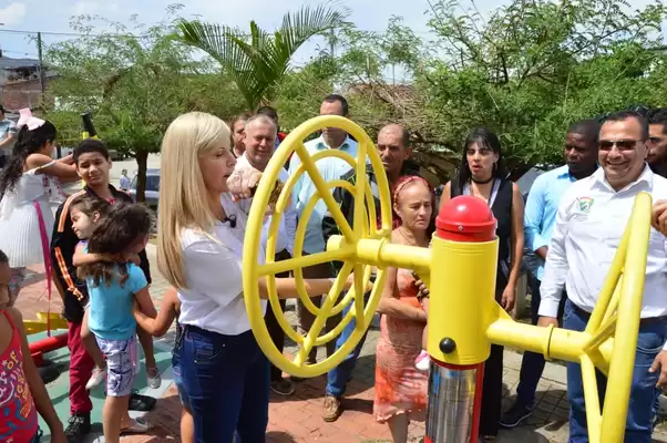 Gobernadora del Valle inspeccionó avances de las obras  recreo-deportivas en el barrio Alto Bonito de Buga