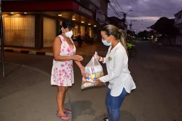 En varios barrios de Cali, la Gobernación del Valle  entregó mercados a mujeres de escasos recursos