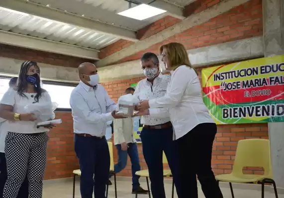 En maratónica jornada por nueve municipios, la gobernadora Clara Luz Roldán entregó tarjetas con internet para estudiantes de instituciones oficiales