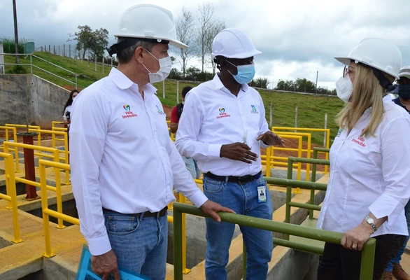 Gobernadora inspeccionó avances del acueducto de La Cumbre  y el alcantarillado del corregimiento de Guabas, en Guacarí