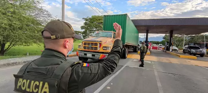 Con caravanas de emergencia escoltadas por la fuerza pública  se abren rutas en el Valle para abastecer bienes y servicios