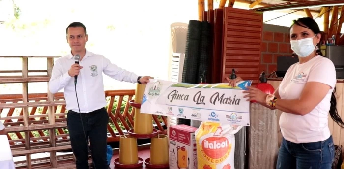 Familias campesinas de Bugalagrande y Sevilla reciben galpones, gallinas y alimento para proyecto de cría de aves