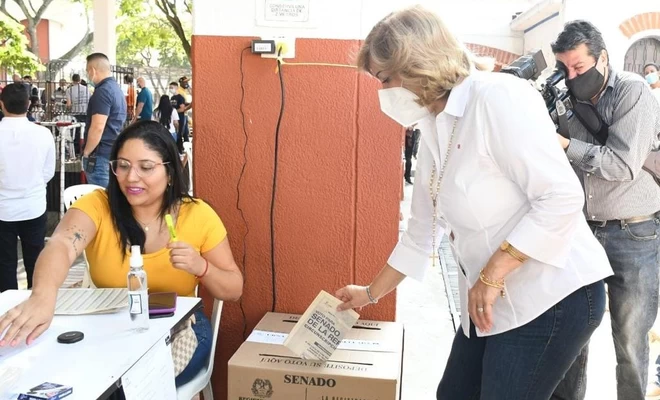 Gobernadora del Valle abrió la jornada de elecciones a Congreso y consultas de coaliciones presidenciales