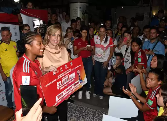 Gobernadora del Valle presidió homenaje a las jugadoras vallecaucanas de la Selección Colombia Sub 17