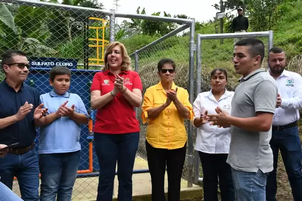 Planta de potabilización entregada por la Gobernación inicia después de 51 años una nueva historia en institución educativa de La Estrella, en Argelia