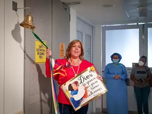 Gobernadora del Valle, Clara Luz Roldán, tocó la campana de la victoria en su batalla contra el Cáncer