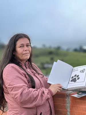 Silvia Morales, la artesana que con sus manos teje la historia de Versalles en la ‘Ruta del Encanto’