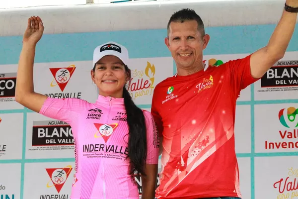 La ciclista ‘Valle Oro Puro’ Kimberly Escobar ganó y se vistió de líder en la Vuelta al Valle Femenina