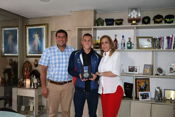 El subcampeón mundial de natación artística, Gustavo Sánchez compartió su medalla con la Gobernadora