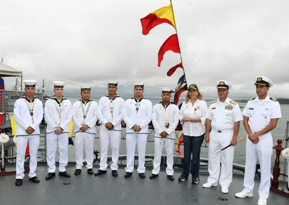 Medalla Militar de la Armada Nacional en homenaje a la gobernadora