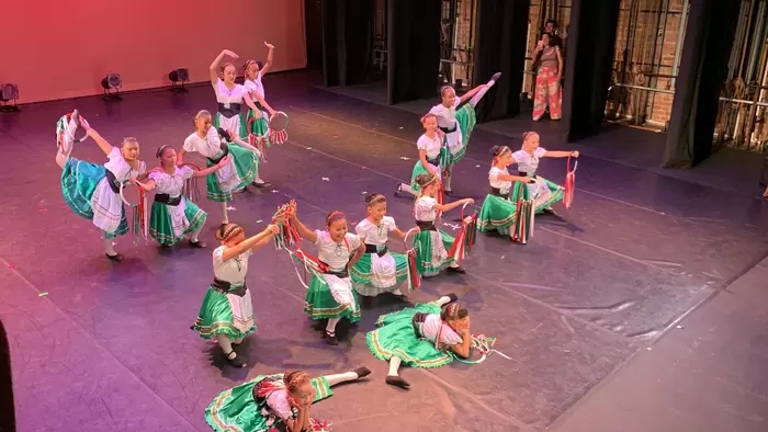 80 niños fueron protagonistas en el cierre de ‘Danza al Barrio’ de Incolballet