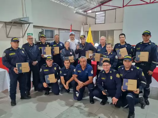 Con radiobases y radios portátiles, Gobernación del Valle moderniza la red de comunicación de los 52 Cuerpos de Bomberos del departamento