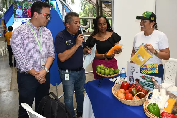 Campesinos y empresarios sellaron acuerdos comerciales en Rueda de Negocios de la Gobernación