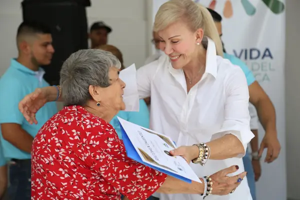 Gobernadora del Valle visitó el Centro Vida de Cartago en el mes del adulto mayor