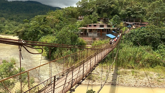 Habitantes de San Cipriano celebran mantenimiento del puente colgante que da ingreso a esta reserva natural, aseguran que impulsa el turismo