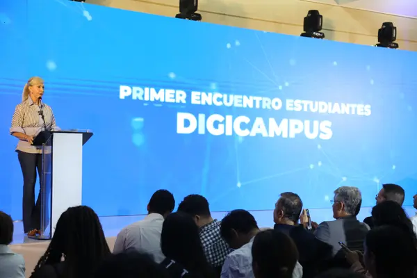 La clave del éxito es la confianza y el conocimiento, Gobernadora, a estudiantes de Digicampus