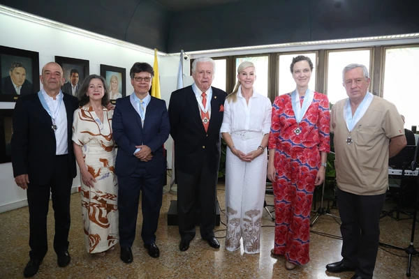 Gobernadora del Valle exaltó a profesionales de la salud en el día Panamericano del Médico